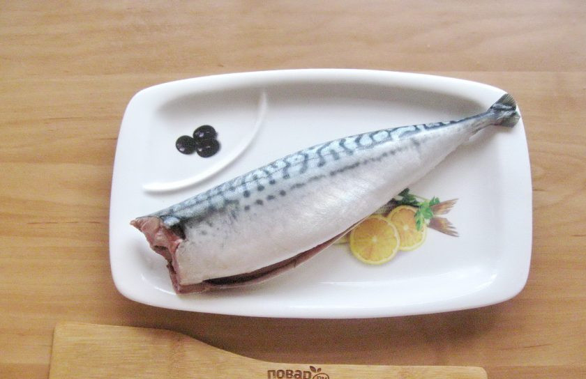 1. Этап. Засолка скумбрии: Скумбрию выпотрошите, удалите черную пленку в брюшке и хорошо помойте внутри и снаружи.