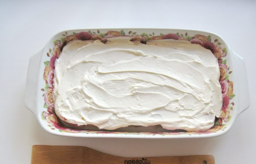 1. Этап. Торт Тирамису: Распределите крем ровным слоем по печенью.