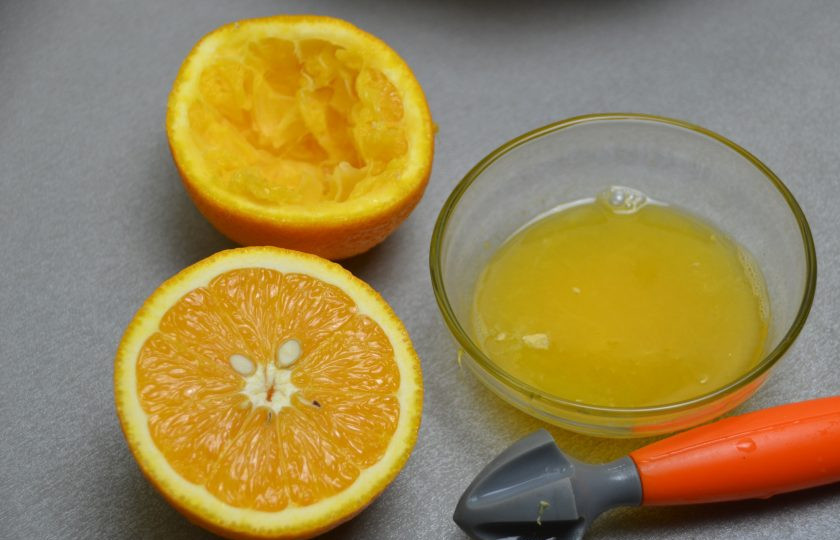 1. Этап. Постный фруктовый салат: В качестве салатной заправки используйте свежевыжатый сок апельсина.