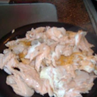 1. Этап. Кремовая паста с лососем: Рвем стейки лосося на небольшие кусочки.