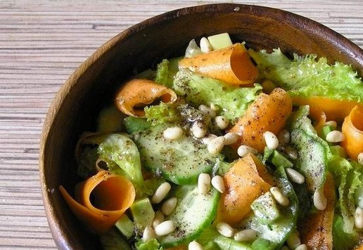 1. Этап. Зеленый салат с авокадо и орешками: Сразу полейте салат заправкой, посыпьте кедровыми орешками.