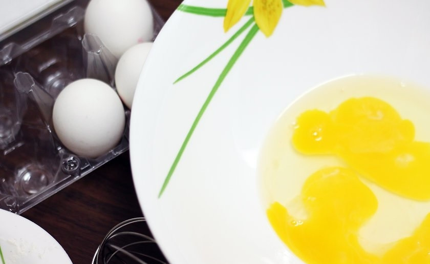 1. Этап. Простой рецепт кекса с какао: 2. В отдельную миску вбейте все куриные яйца, размешайте их немного вилкой.