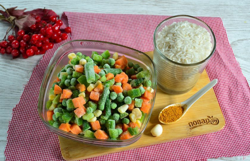 1. Этап. Рис с замороженными овощами: Подготовьте все необходимые ингредиенты.