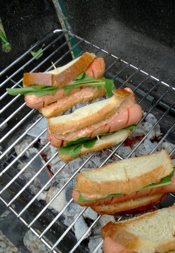 1. Этап. Хот-дог с хлебом: Выложить хот-доги на решетку гриля/мангала и подрумянить со всех сторон. После этой процедуры хот-дог будет отлично держать форму. Подавать с пылу с жару)). Приятного аппетита!