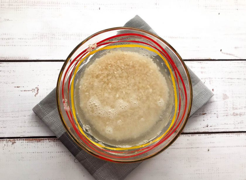 1. Этап. Рыба с рисом и овощами в духовке: Рис хорошо промойте в чистой воде 4-5 раз.