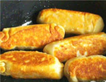 1. Этап. Вареники-Крученики постные: 3. На разогретой сковороде с растительным маслом (желательно чтобы сковорода была глубокой), обжариваем крученики. Обжариваем до золотистого цвета.