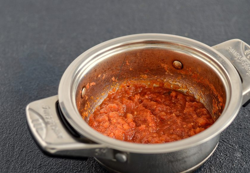 1. Этап. Соус «Краснодарский»: Когда смесь уменьшится в два раза, перетрите её через мелкое сито. Поставьте соус снова на средний огонь, добавьте растительное масло и яблочный уксус. Доведите соус до кипения.