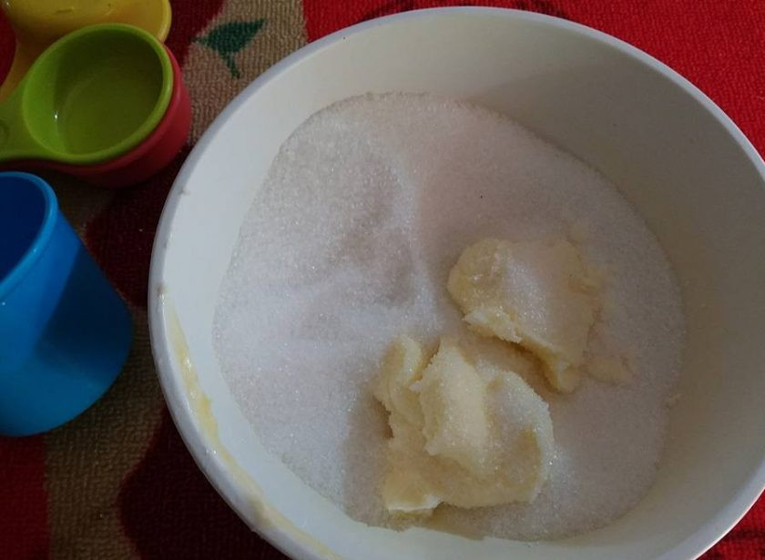 1. Этап. Легкий апельсиновый кекс: 1. В одной миске с помощью миксера смешайте сливочное масло и сахар.