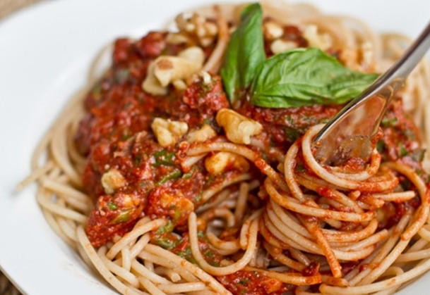 1. Этап. Вегетарианский соус к спагетти: На спагетти выложите соус, сверху посыпьте орехами и украсьте зеленью. Приятного аппетита.