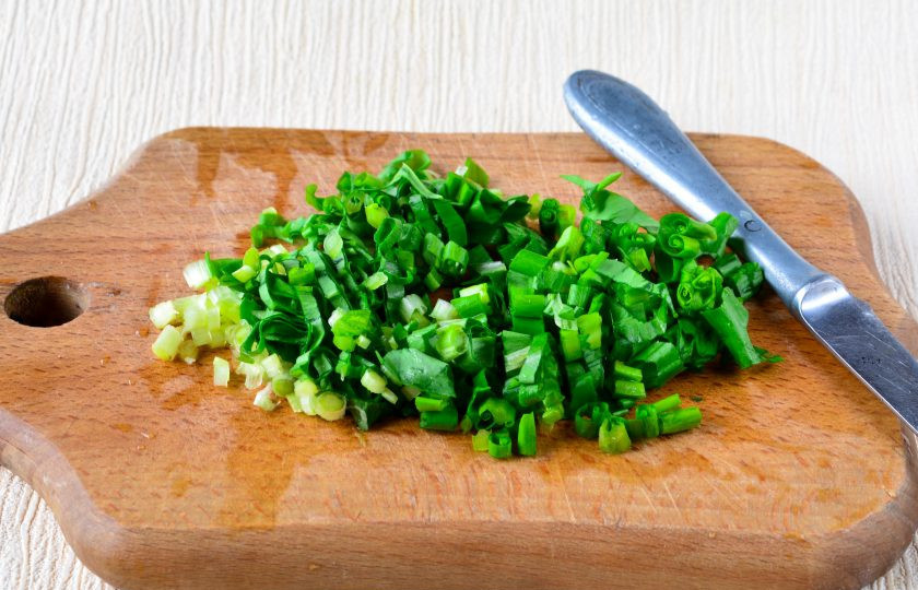 1. Этап. Салат из черемши: 2. Промойте зелень, с черемши срежьте немного белые кончики и измельчите зеленую часть – нарежьте полосками как щавель.