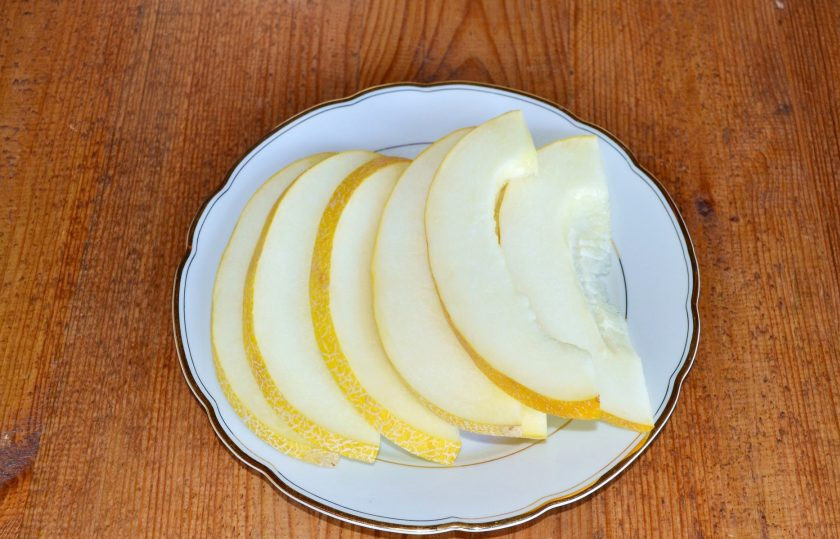 1. Этап. Цукаты из дыни: Нарежьте тонкими ломтиками.