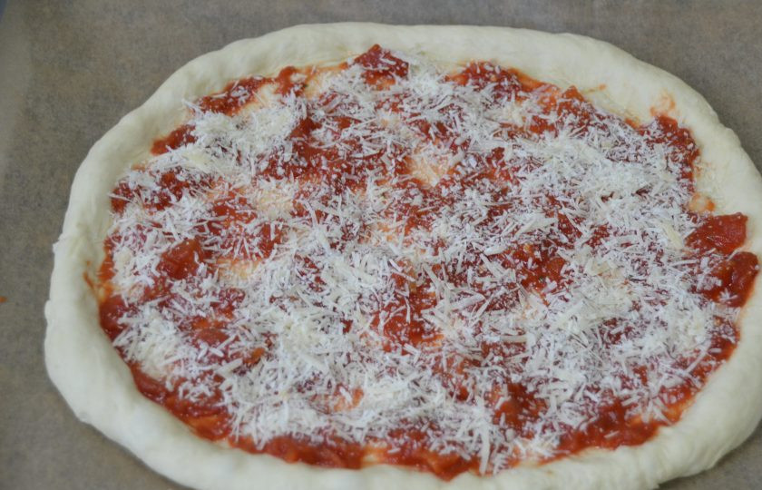 1. Этап. Пицца Пикантная: Щедро посыпьте тертым пармезаном.