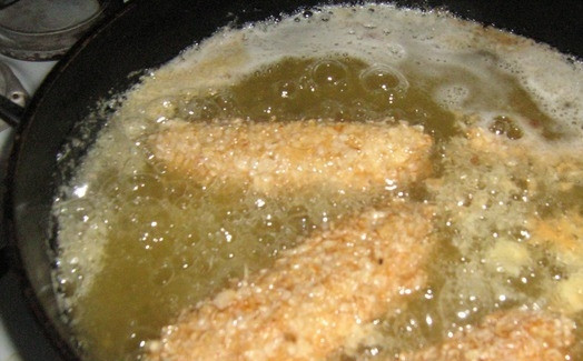 1. Этап. Cырные палочки в панировке: Сделайте фритюр из масла на сковороде. Обжаривайте брусочки до золотистой корочки. А потом отложите на бумажное полотенце, чтобы все лишнее масло стекло.