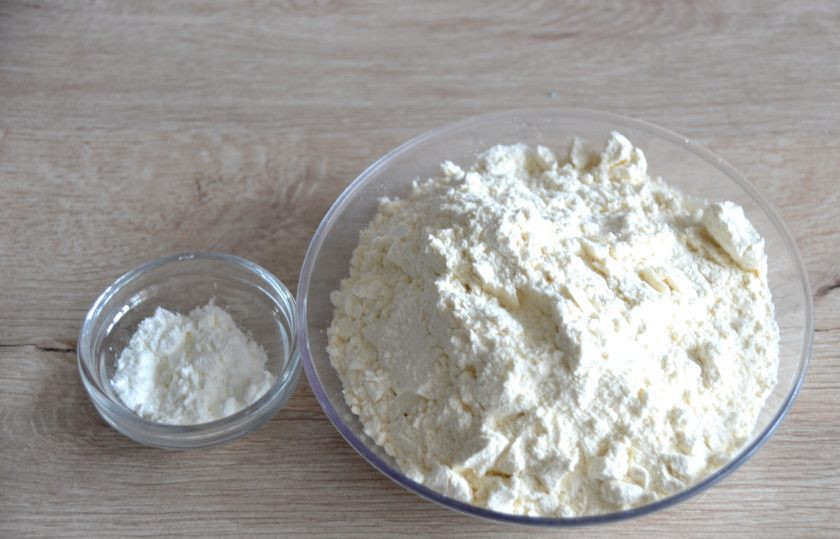 1. Этап. Польский пирог с яблоками и безе: Смешайте муку с разрыхлителем.