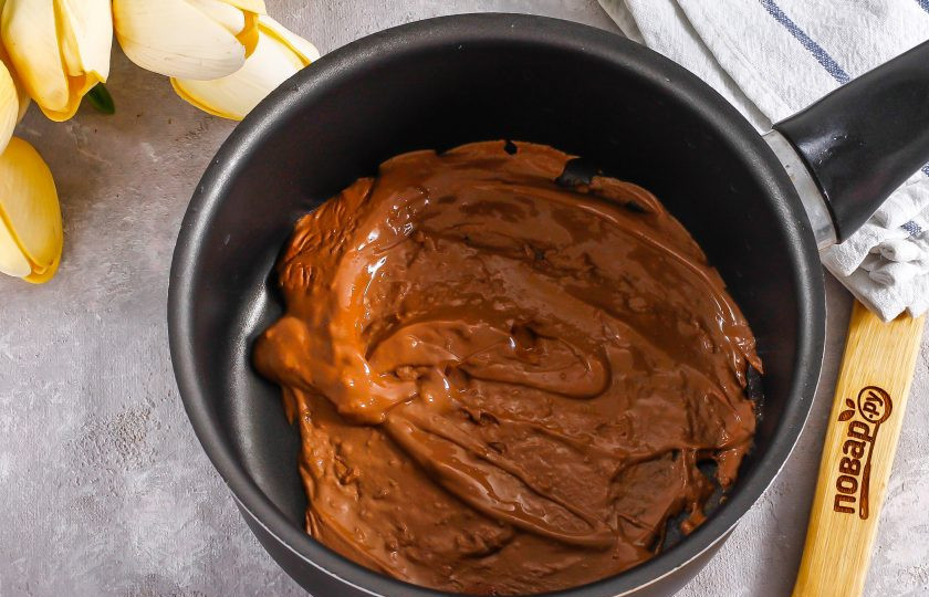 1. Этап. Шоколадный фондан Гордона Рамзи: Растопите шоколад со сливочным маслом, разломив его в ковш или кастрюлю с антипригарным дном. Как только шоколад растает, выключите нагрев и перемешайте все содержимое емкости. Дайте слегка остыть минут 5-8.