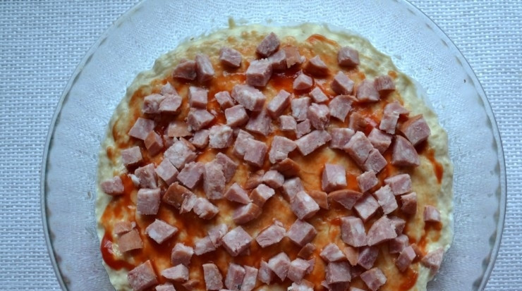 1. Этап. Пицца без дрожжей на кефире: 7. Распределите равномерно копченую колбаску.