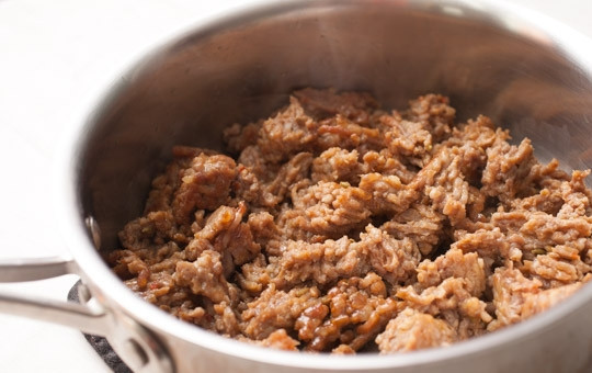 1. Этап. Подлива к картофельной запеканке: 4. Тем временем сделайте соус: нарежьте колбаску и выложите ее в сотейник, добавьте муку и обжаривайте несколько минут, влейте молоко, по вкусу посолите и поперчите.