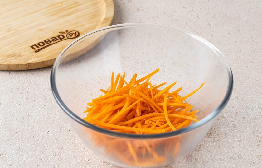 1. Этап. Марокканский салат: Морковь промойте, очистите от кожуры. Натрите на тёрке для моркови по-корейски.