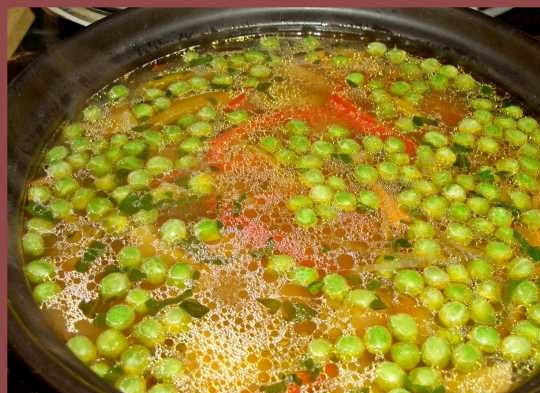 1. Этап. Суп с зеленым горошком: Когда картофель практически готов, отправляю к нему овощи со сковородки и очищенный зеленый горошек. Доливаем бульон и варим минут 10-15 после закипания. Солим и добавляем по желанию другие специи.