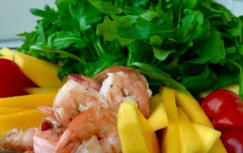 1. Этап. Закуска из манго с креветками: 4. Украсьте салат рукколой, сбрызните все бальзамическим уксусом. Приятного аппетита!