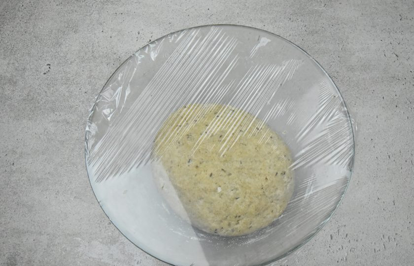 1. Этап. Литовский хлеб: Переложите тесто на рабочую поверхность и сформируйте подовой хлеб продолговатой формы, либо выложите на расстойку в форму для хлеба.