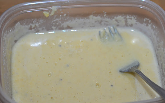 1. Этап. Куриное филе в кляре: 2. Теперь делаем кляр. Яйца смешиваем с кукурузной мукой и молоком, перемешиваем. Кляр должен быть по консистенции похож на сметану. Добавляем в кляр соль и перец по вкусу.