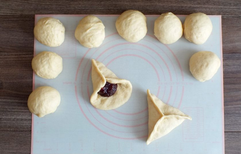 1. Этап. Пирожки с повидлом на кефире: Придайте пирожкам форму треугольника.