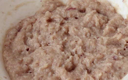 1. Этап. Котлеты из индейки с рисом: Смешайте желток, молотые лук и мясо в миске, посолите, поперчите и еще раз тщательно перемешайте фарш до однородности.