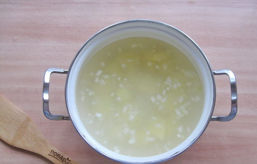 1. Этап. Тунисский суп: Отварную рыбу выложите на тарелку. Бульон процедите. Картофель очистите, помойте и нарежьте кубиками. Выложите в бульон нарезанный картофель и пассерованный лук.