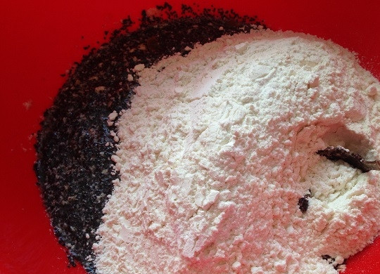 1. Этап. Маковые кексики с курагой: 6. Всыпаем муку, смешанную с разрыхлителем. И ложкой перемешиваем тесто. Если тесто получилось густым, добавим частями еще одно взбитое яйцо.