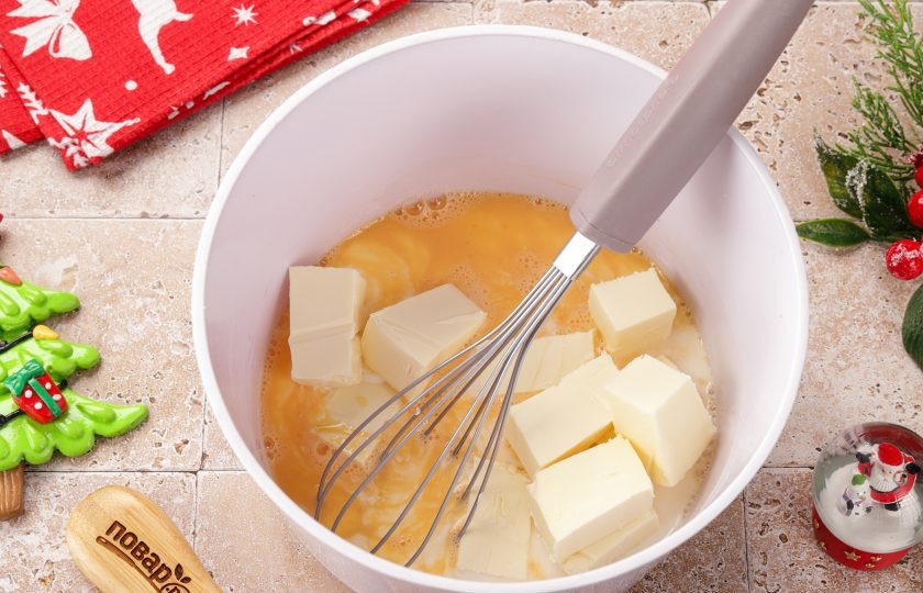 1. Этап. Новогодний торт Зеленая Змея: Добавьте молоко и размягчённое масло. Перемешайте.