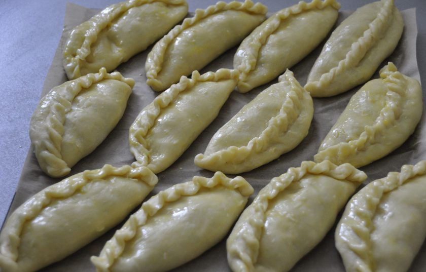 1. Этап. Кибинай: Выложите пирожки на лист для выпечки, смажьте 