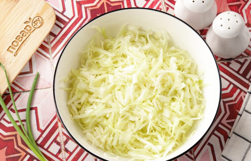 1. Этап. Салат с языком и капустой: Капусту нашинкуйте тонкой соломкой, добавьте щепотку соли и помните руками. Капуста должна стать мягче и пустить сок.