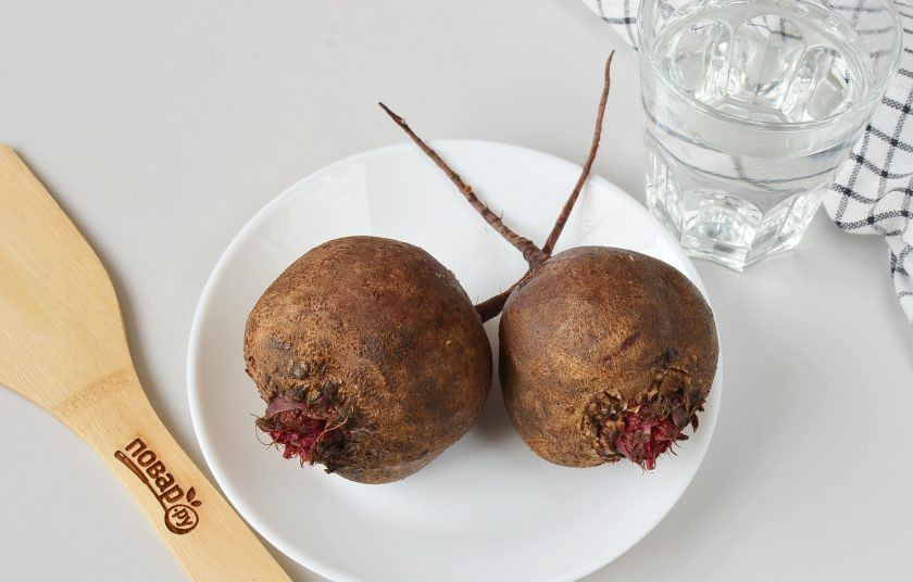 1. Этап. Свекольный сок: Подготовьте свеклу. Вымойте, очистите от кожицы.