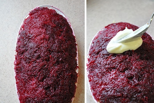 1. Этап. Простой рецепт Селедки под шубой: 6. Снова майонез и ровным слоем выложите свеклу. Промажьте верх майонезом и по желанию украсьте свежей зеленью. Дайте салатику настояться пару часов и можно подавать к столу.