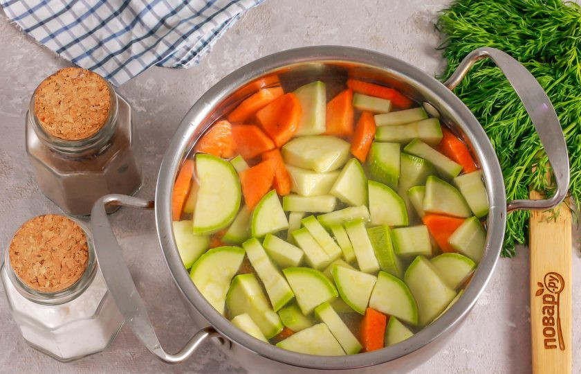1. Этап. Суп с говядиной и кабачком: Добавьте овощные нарезки в кастрюлю с отварной говядиной. Всыпьте соль и молотый черный перец. Отварите примерно 15-20 минут до готовности картофеля. В самом конце измельчите промытый зеленый лук и укроп. Добавьте в емкость и отварите еще 2 минуты, выключите нагрев.