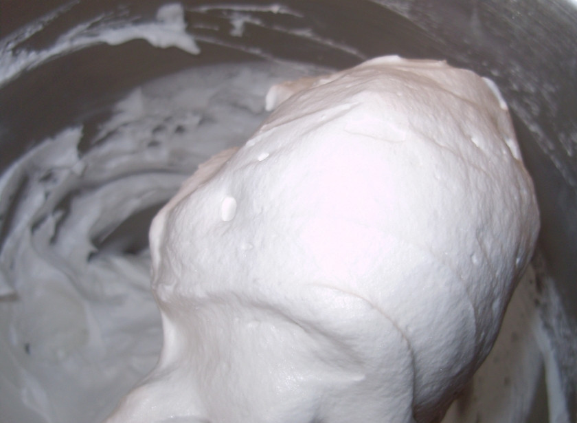 1. Этап. Белковый крем для торта: Перемешайте его лопаточкой или ложкой - он снова гладкий и готов к украшению.