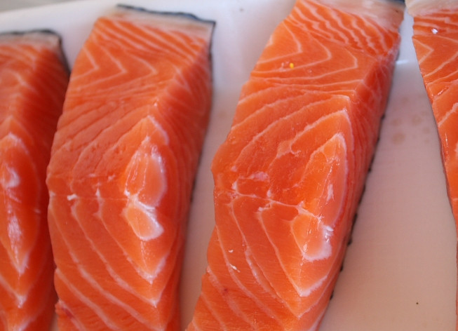 1. Этап. Красная рыба в сливочном соусе в духовке: Подготавливаем рыбу. На этот раз я решила не мучиться и не отделять хребет самостоятельно, поэтому взяла сразу филе. Промываю рыбку и разрезаю на кусочки так, чтобы удобно было класть на противень.