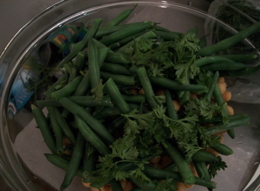 1. Этап. Салат с тунцом и фасолью: В салатнице соедините помидоры, нут, лук, петрушку и фасоль. Затем добавьте нарезанный небольшими кусочками перец.