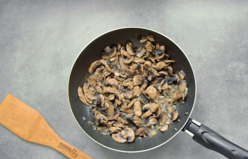 1. Этап. Грибной тарт: Тем временем приготовьте начинку. Шампиньоны и лук очистите, помойте и нарежьте. Поджарьте в сковороде с подсолнечным маслом.