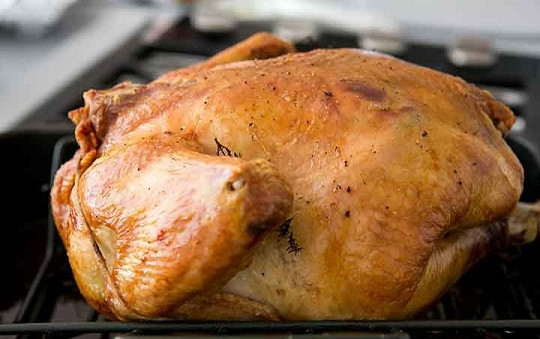 1. Этап. Индейка с клюквенным соусом: 5. После уберите температуру до 160 градусов и запекайте около 2 часов. До полной готовности нужно доводить птицу при низкой температуре – около 110 градусов.