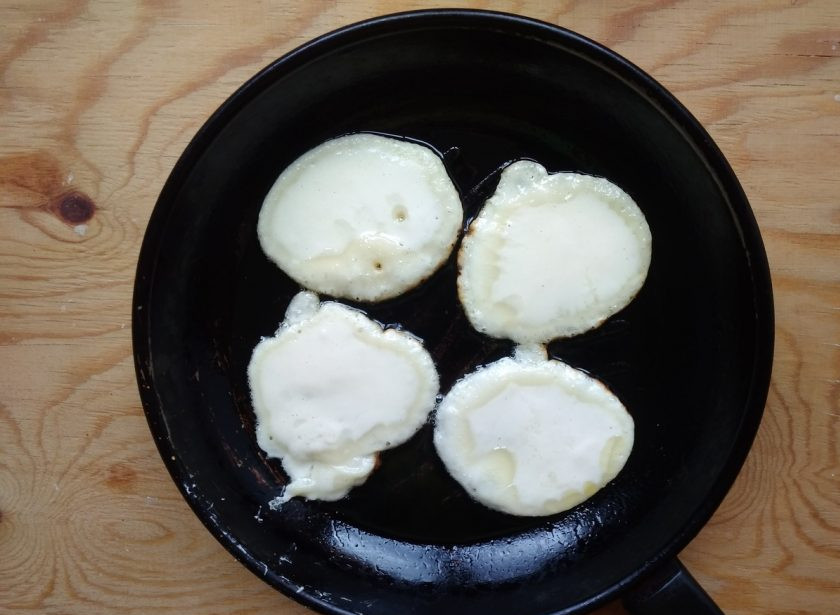 1. Этап. Оладьи с абрикосом: 6. Потом в разогретое масло влейте по ложке теста.