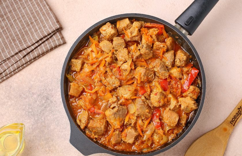 1. Этап. Свинина с лечо: Перемешайте и тушите всё вместе ещё около 5 минут.