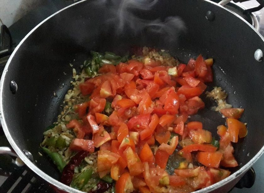 1. Этап. Пряный карри с курицей: 4. Добавьте в сковороду измельченные помидоры и кардамон. Тушите овощную смесь в течение 5 минут.