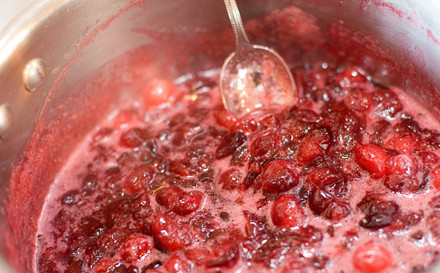 1. Этап. Cвинина в брусничном соусе: 7. Оставьте томиться, пока соус не загустеет, периодически не забывая помешивать.