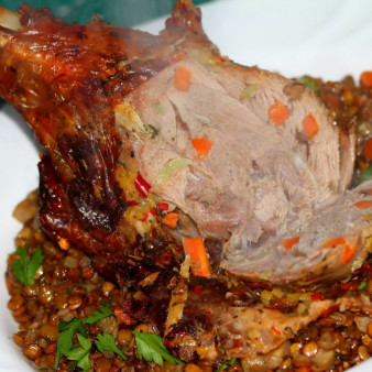 Голень индейки тушеная