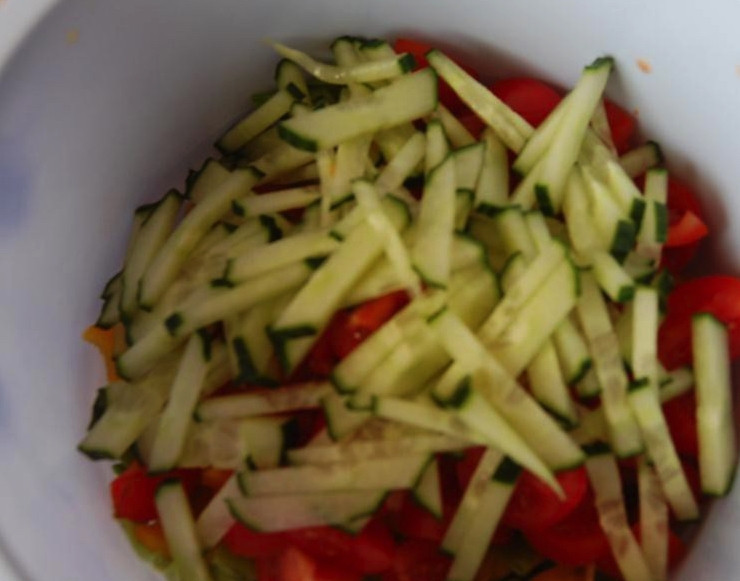 1. Этап. Вкусный низкокалорийный салат: Все овощи нарежьте небольшими кусочками. Обычно я режу помидоры черри четвертинками, а огурец — мелкой соломкой. Салатные листья порвите руками на небольшие кусочки. Перемешайте овощи и добавьте к ним немного лимонного сока.