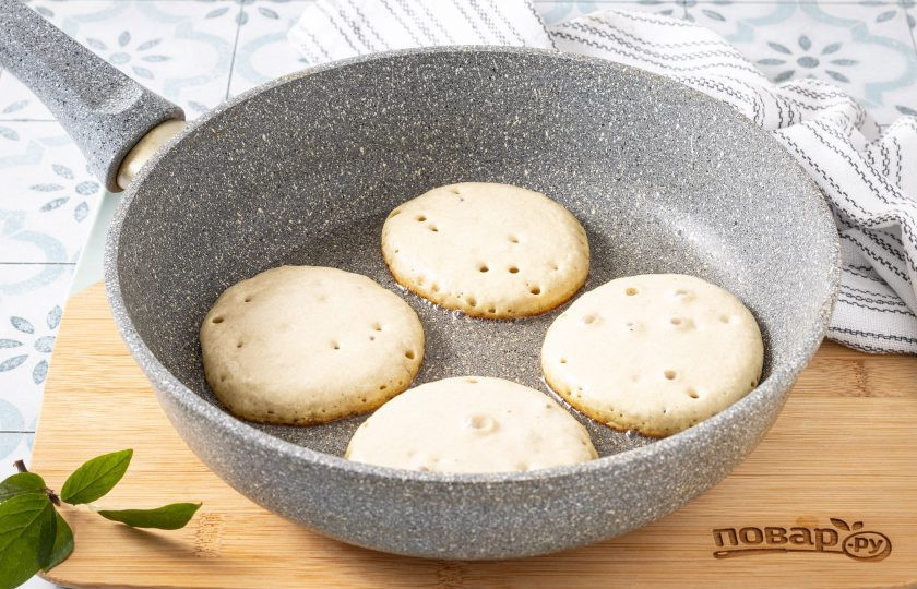 1. Этап. Постные оладьи из киноа: Разогрейте сковороду на среднем огне с растительным маслом. Выложите порционно тесто. Жарьте оладьи на умеренном огне, пока поверхности на появятся пузырьки, переверните и готовьте еще столько же вторую сторону, пока оладьи не приобретут золотистый цвет.