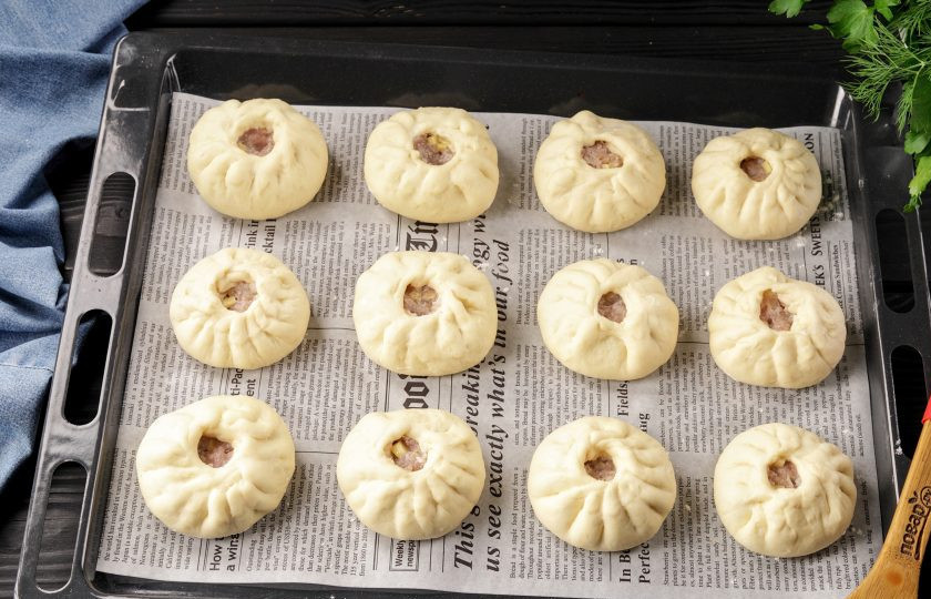 1. Этап. Беляши из дрожжевого теста в духовке: Беляши разместите на противне, который можно смазать маслом или накрыть вощеным пергаментом. Если не уверены в качестве своего пергамента, то смажьте его маслом для подстраховки.