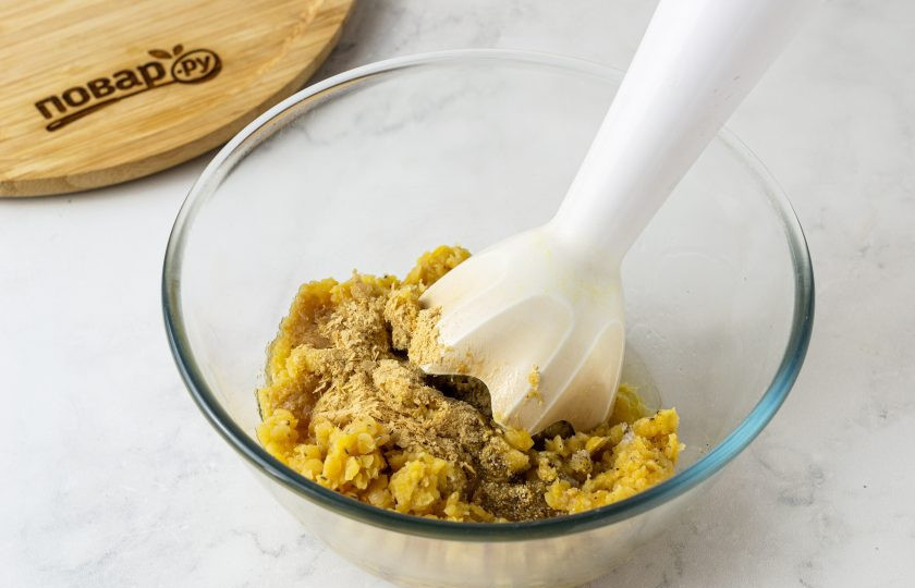 1. Этап. Сыр из чечевицы: Измельчите чечевицу вместе с оливковым маслом, закваской и всеми специями до однородной консистенции.